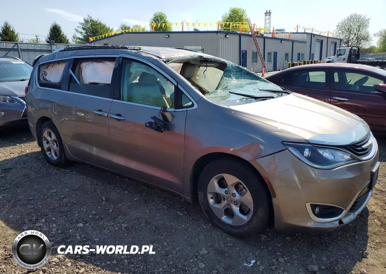 2018 Chrysler Pacifica Hybrid Touring L VIN:2C4RC1L74JR164436 - 4