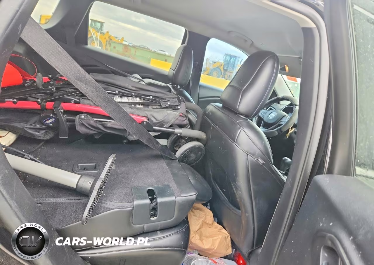 2019 Jeep Cherokee Latitude Plus VIN:1C4PJLLXXKD243316 - 11