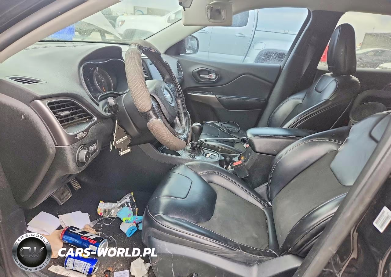 2019 Jeep Cherokee Latitude Plus VIN:1C4PJLLXXKD243316 - 7
