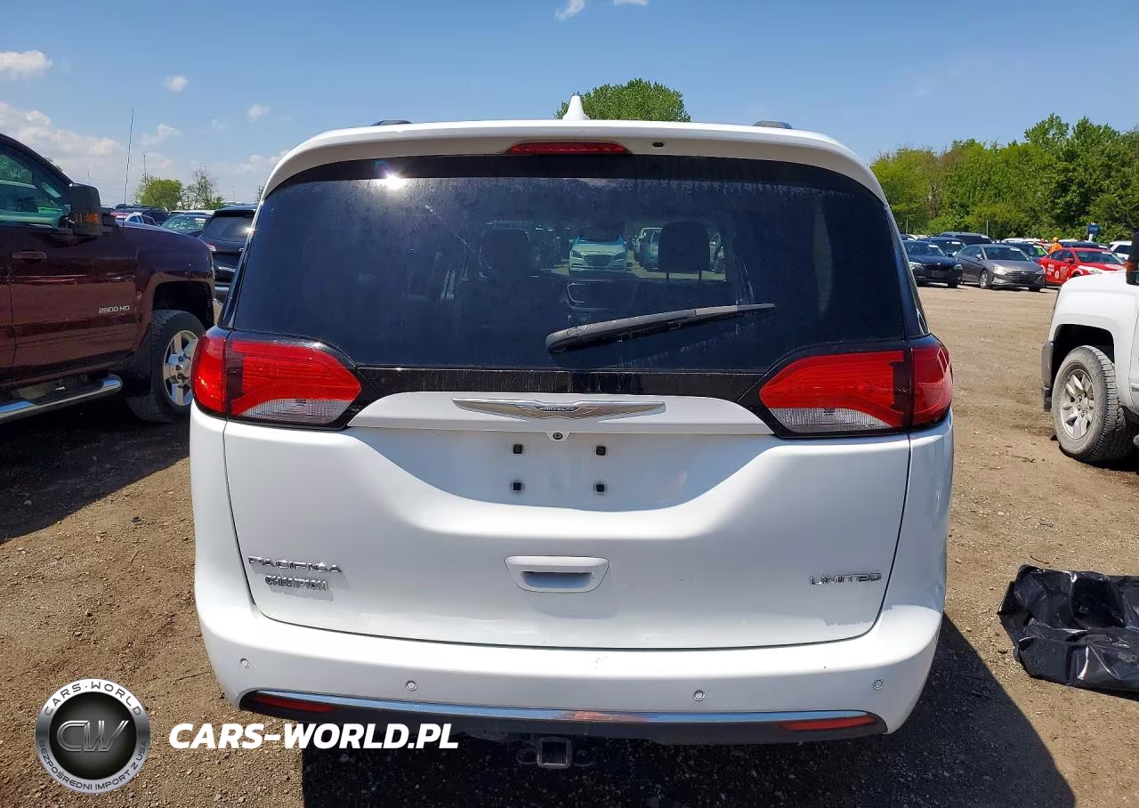 2017 Chrysler Pacifica Limited VIN:2C4RC1GG7HR735454 - 6