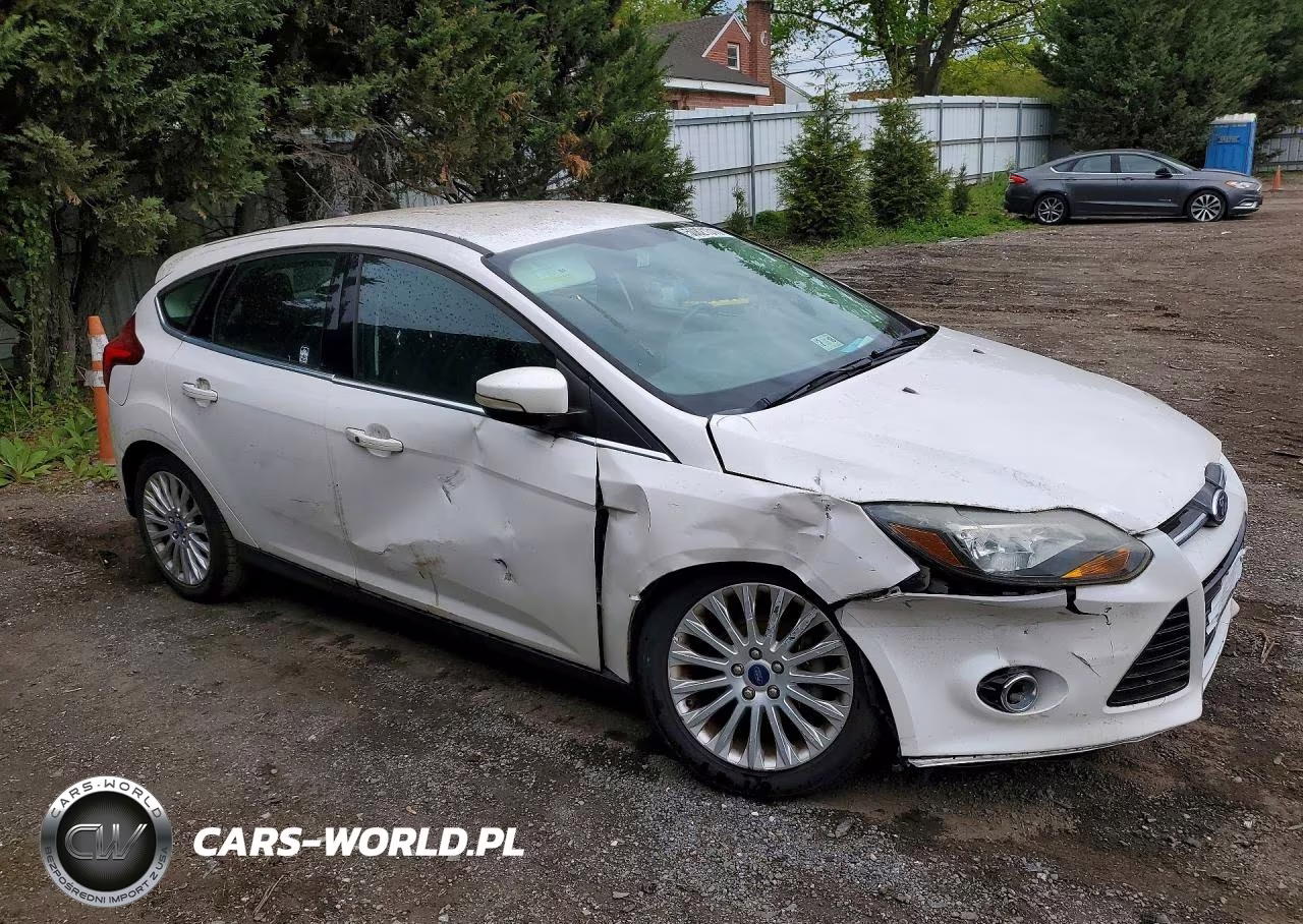 2012 Ford Focus Titanium VIN:1FAHP3N22CL309097 - 4