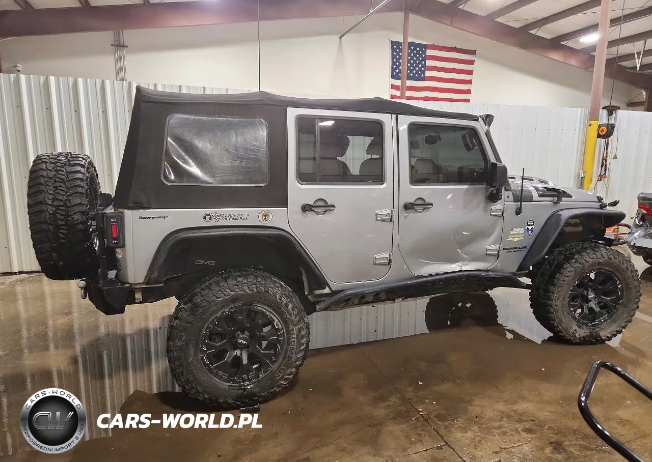 2015 Jeep Wrangler Unlimited Sahara VIN:1C4BJWEG7FL612010 - 3