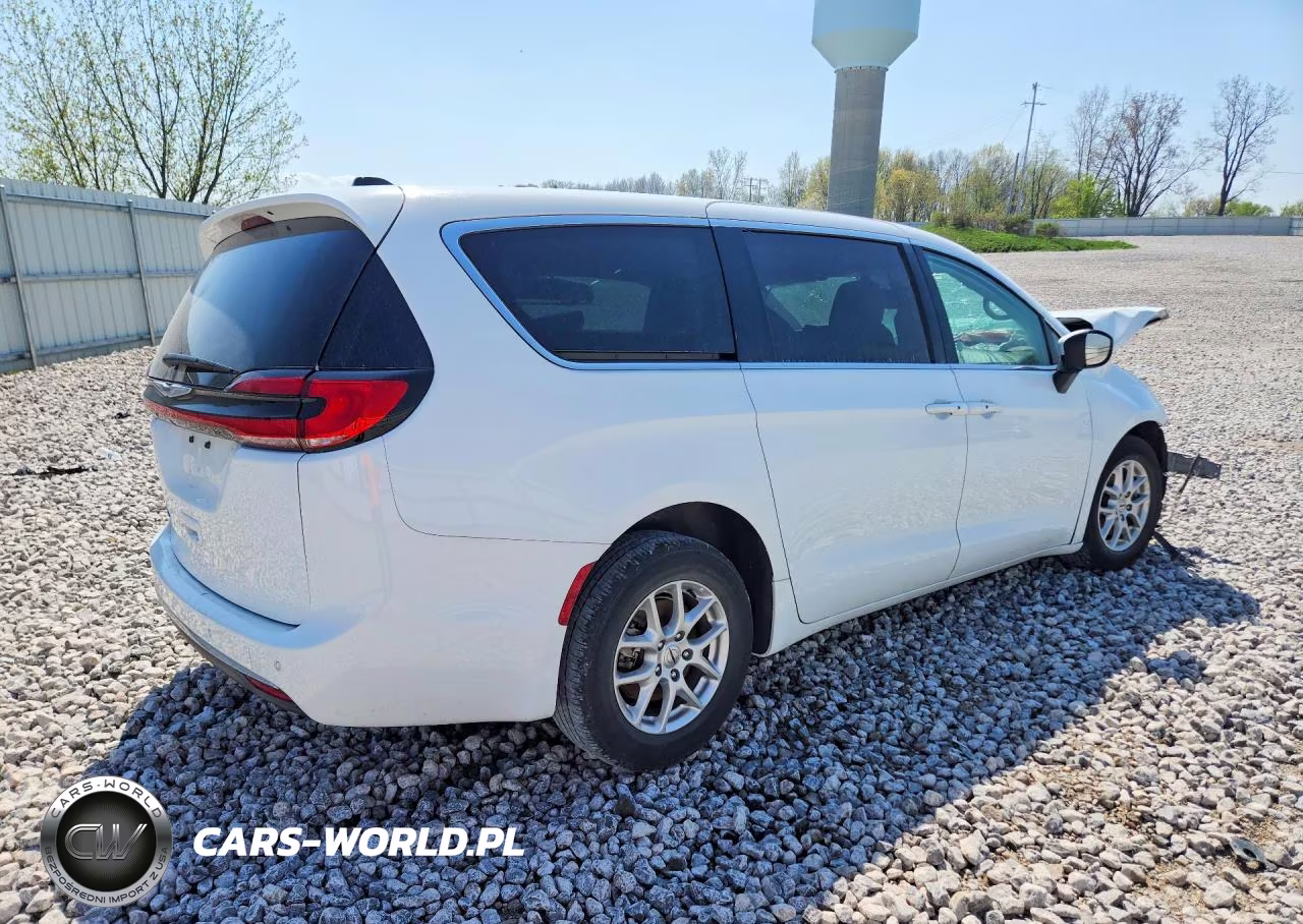 2023 Chrysler Pacifica Touring L VIN:2C4RC1BG7PR605776 - 3