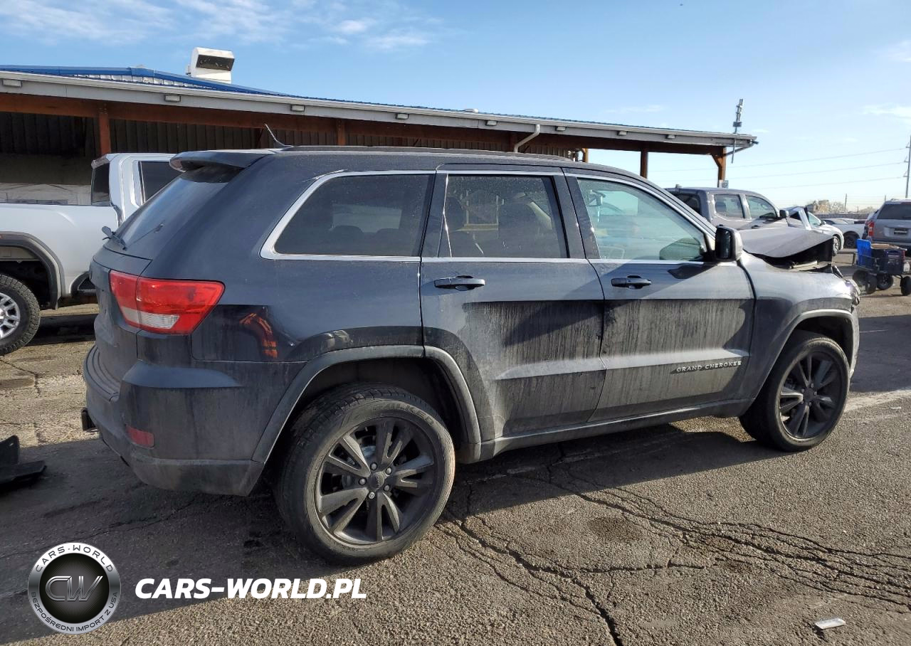 2013 Jeep Grand Cherokee Laredo VIN:1C4RJFAT2DC562180 - 3