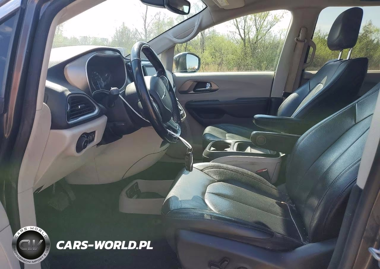 2020 Chrysler Pacifica Touring L VIN:2C4RC1BG2LR275362 - 7