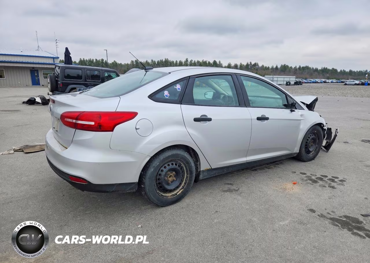 2015 Ford Focus S VIN:1FADP3E29FL341404 - 3