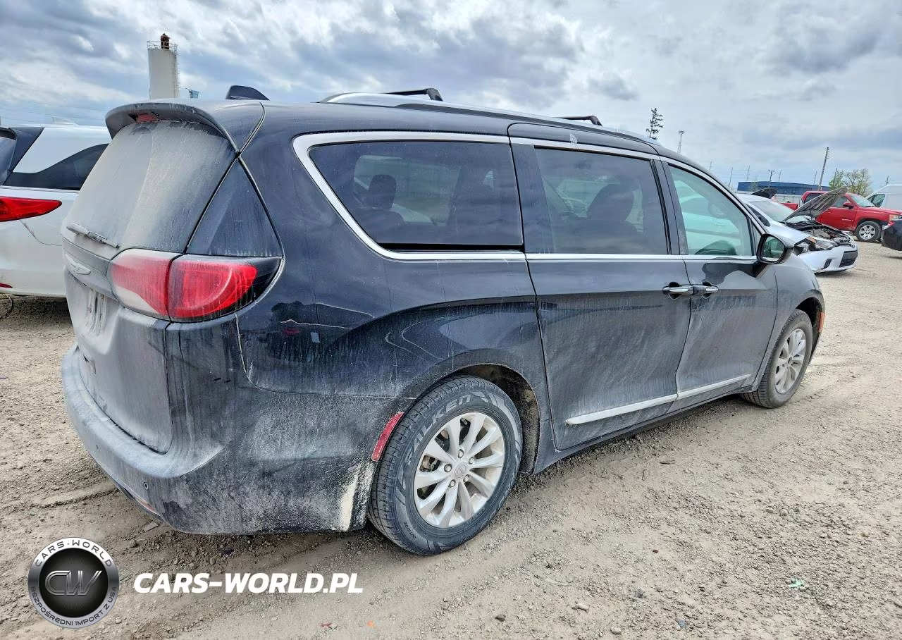 2018 Chrysler Pacifica Touring L VIN:2C4RC1BG3JR124110 - 3