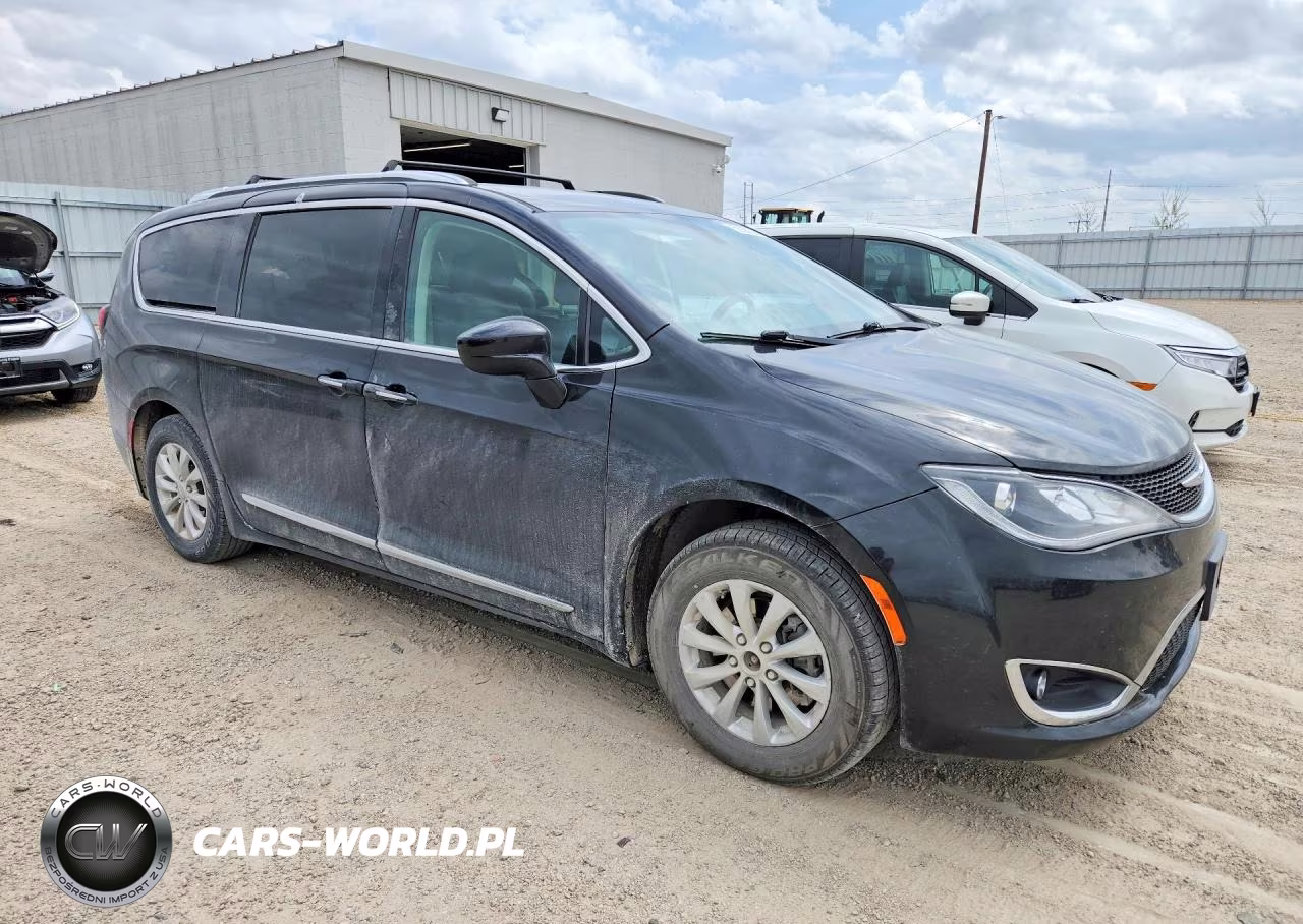 2018 Chrysler Pacifica Touring L VIN:2C4RC1BG3JR124110 - 4