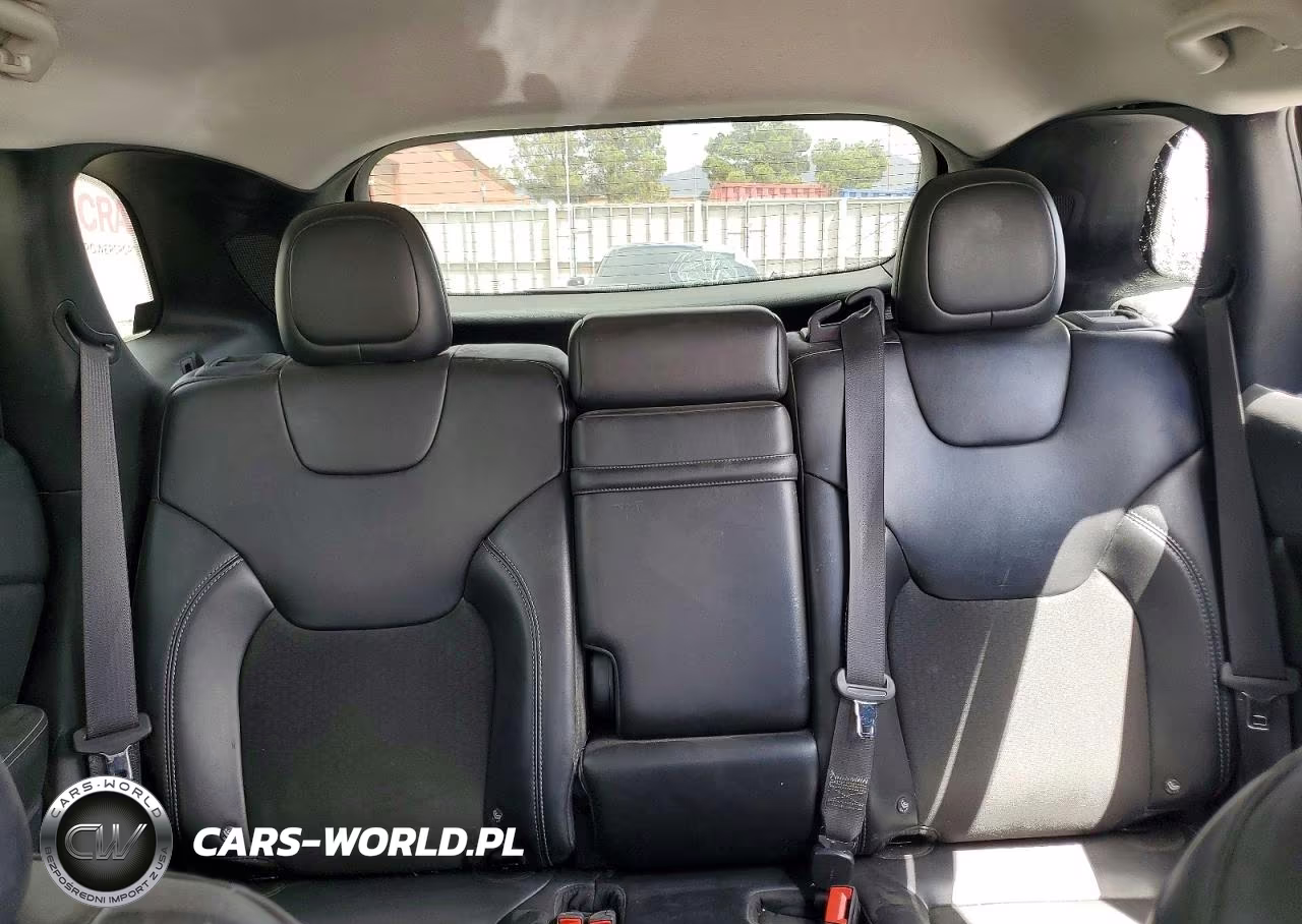 2019 Jeep Cherokee Latitude Plus VIN:1C4PJLLB2KD144848 - 10