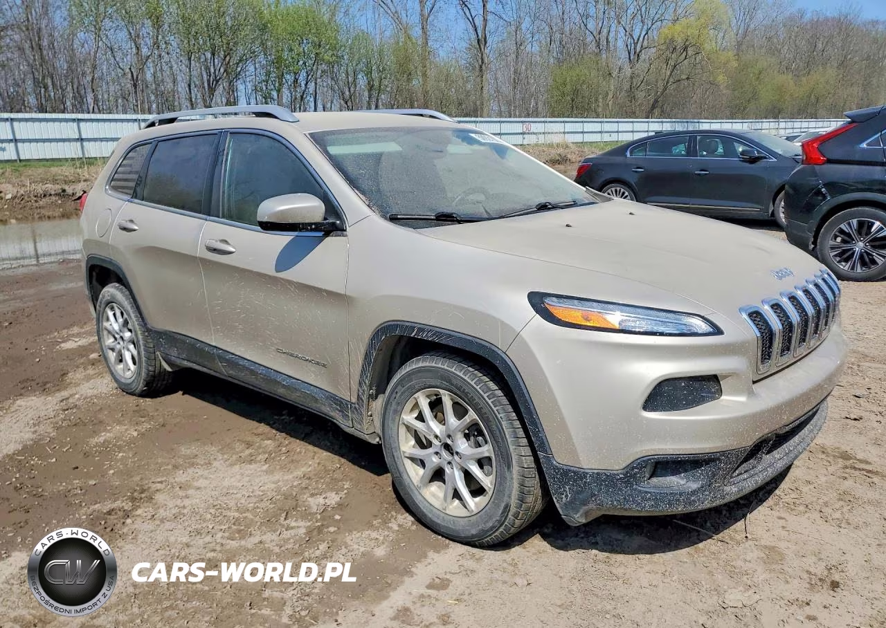 2015 Jeep Cherokee Latitude VIN:1C4PJMCB0FW685882 - 4