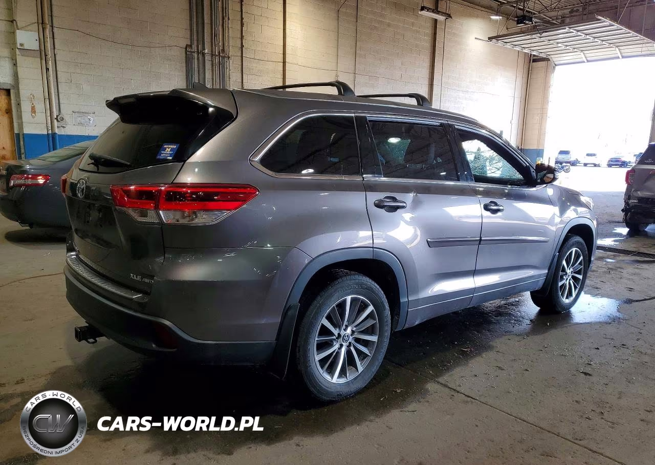 2018 Toyota Highlander Xle VIN:5TDJZRFH9JS905914 - 3