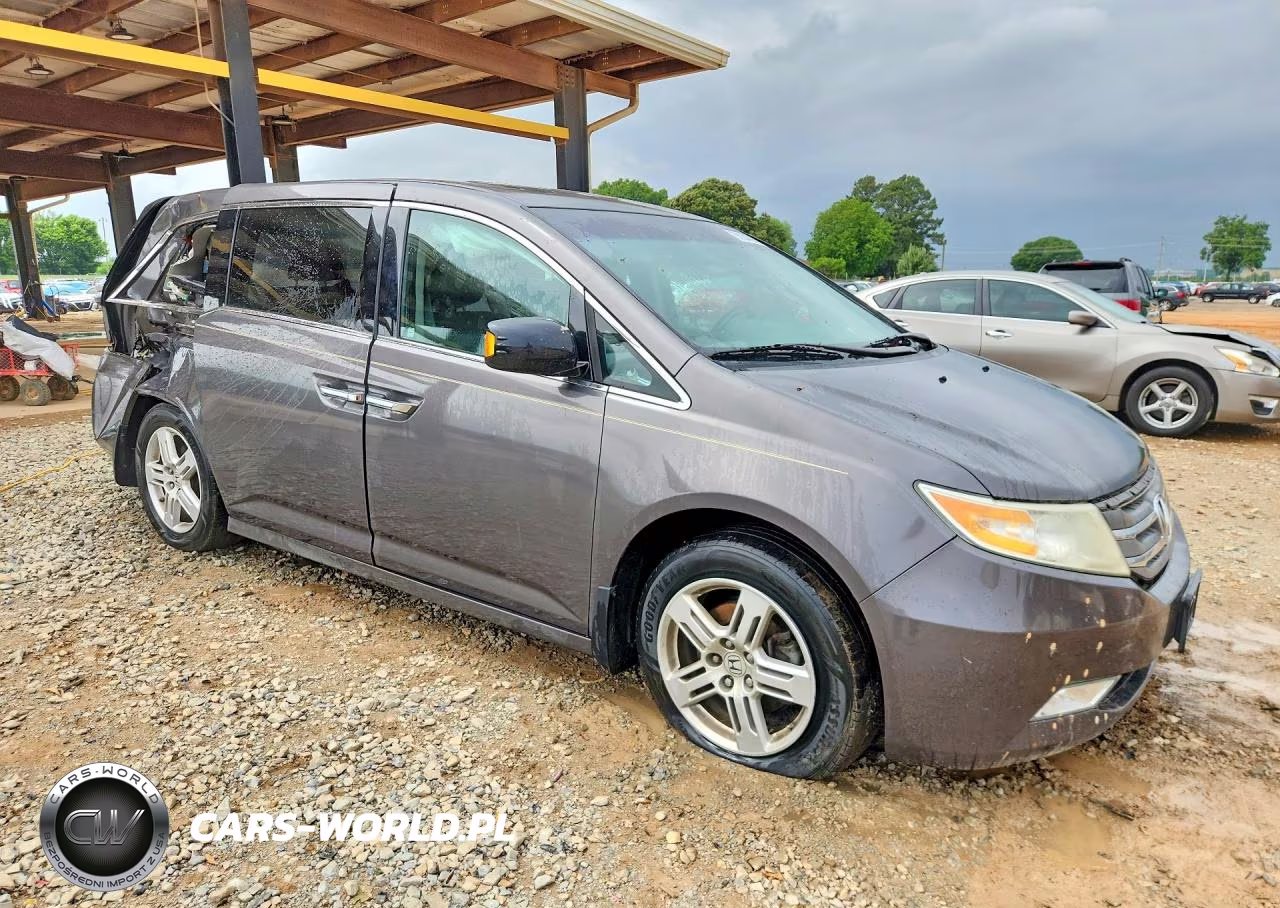 2013 Honda Odyssey Touring VIN:5FNRL5H96DB042582 - 4