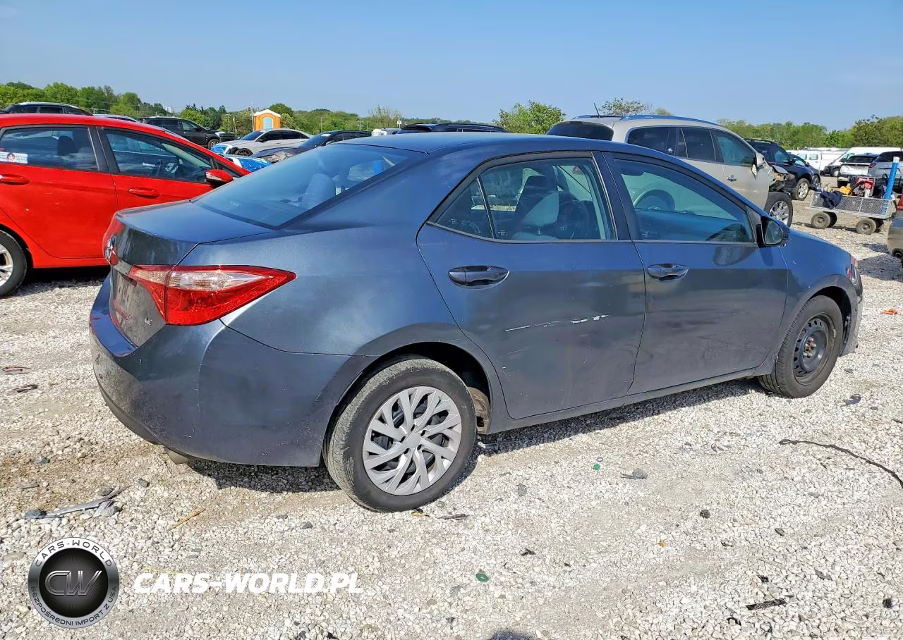 2018 Toyota Corolla Le VIN:5YFBURHE7JP829155 - 3