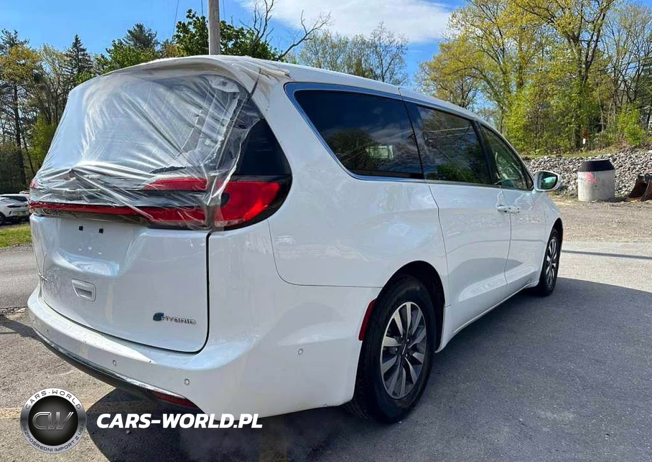 2022 Chrysler Pacifica Hybrid Touring L VIN:2C4RC1L78NR122695 - 3