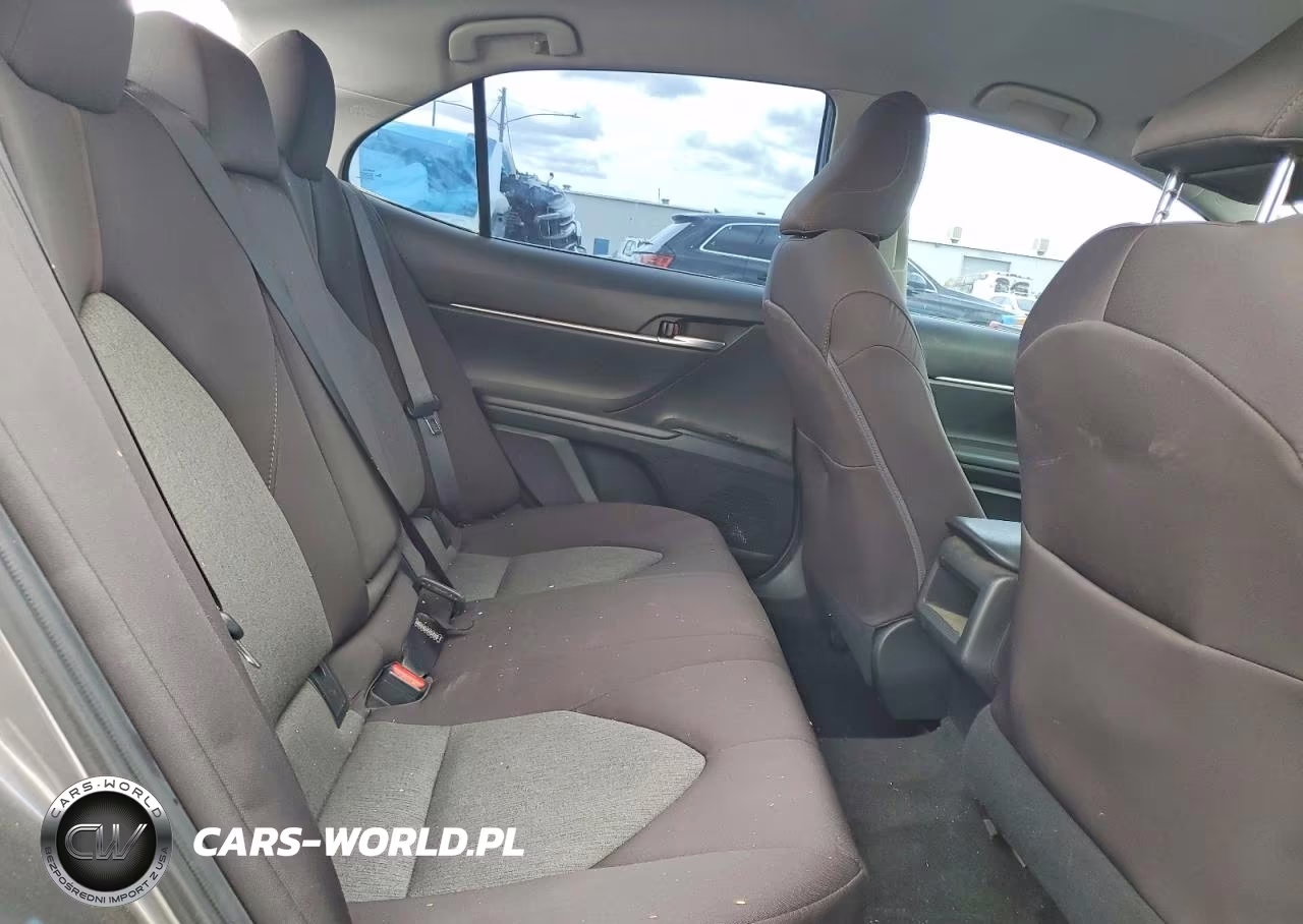 2019 Toyota Camry Le VIN:4T1B11HK1KU811704 - 10