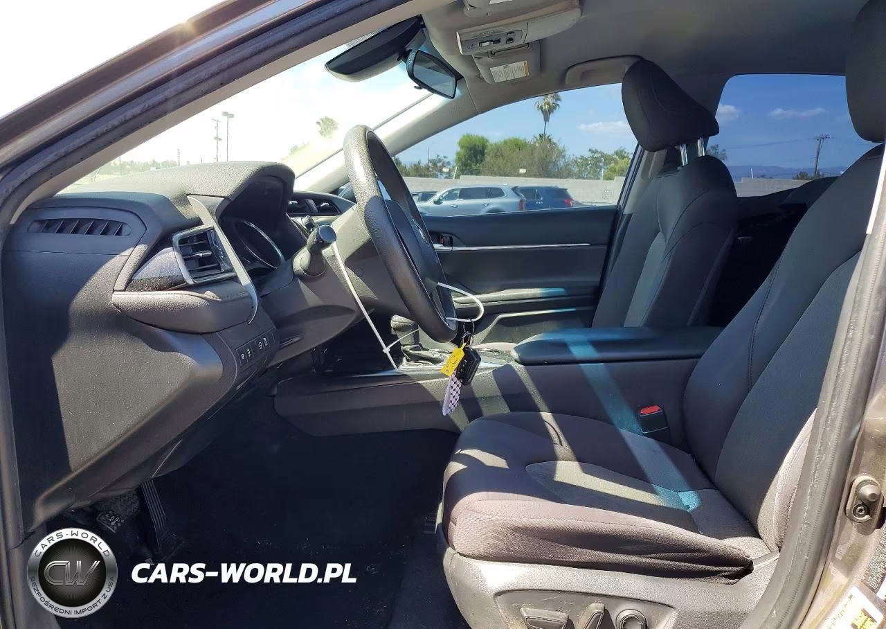 2019 Toyota Camry Le VIN:4T1B11HK1KU811704 - 7