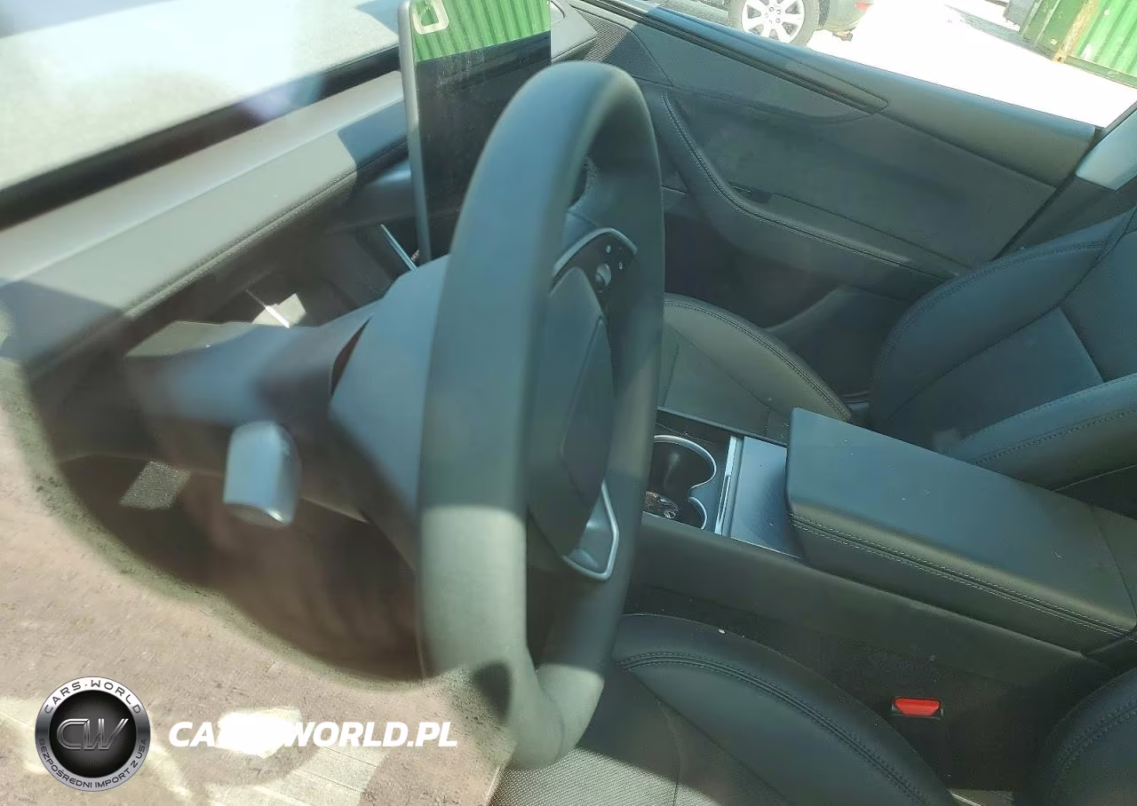 2026 Tesla Model Y VIN:7SAYGDED2TF421843 - 9