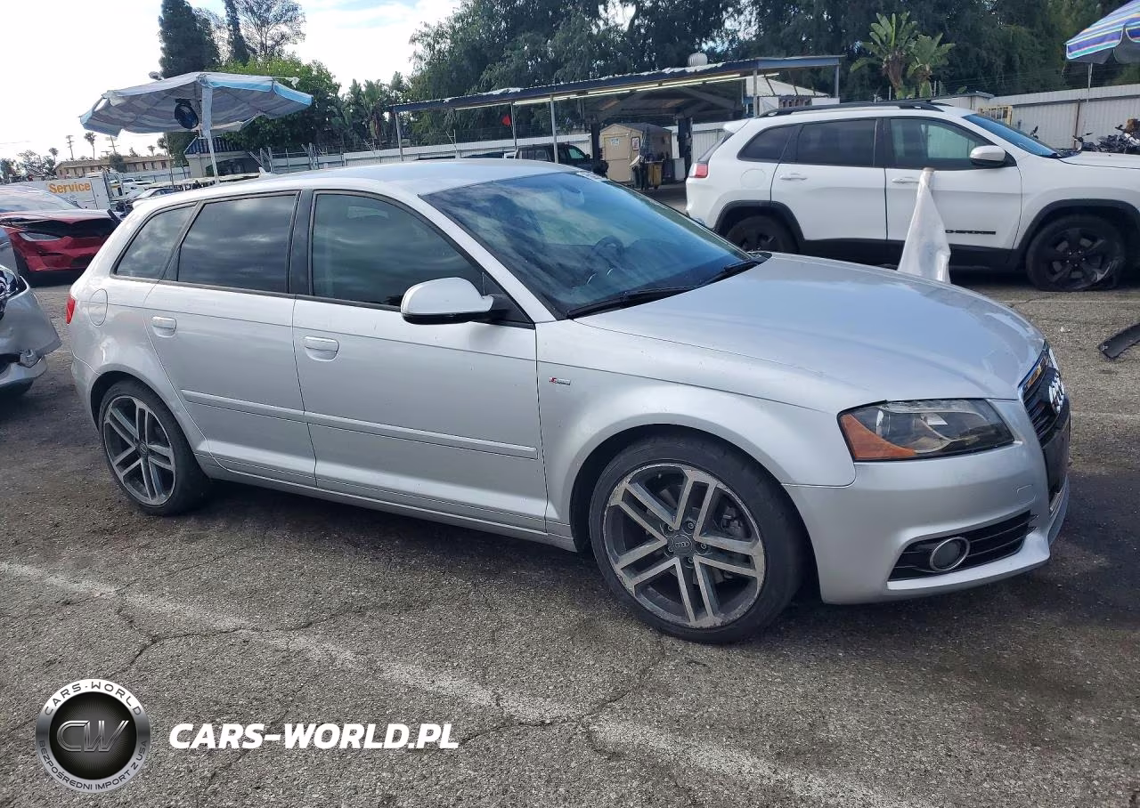 2012 Audi A3 Premium Plus VIN:WAUKEAFM1CA136384 - 4
