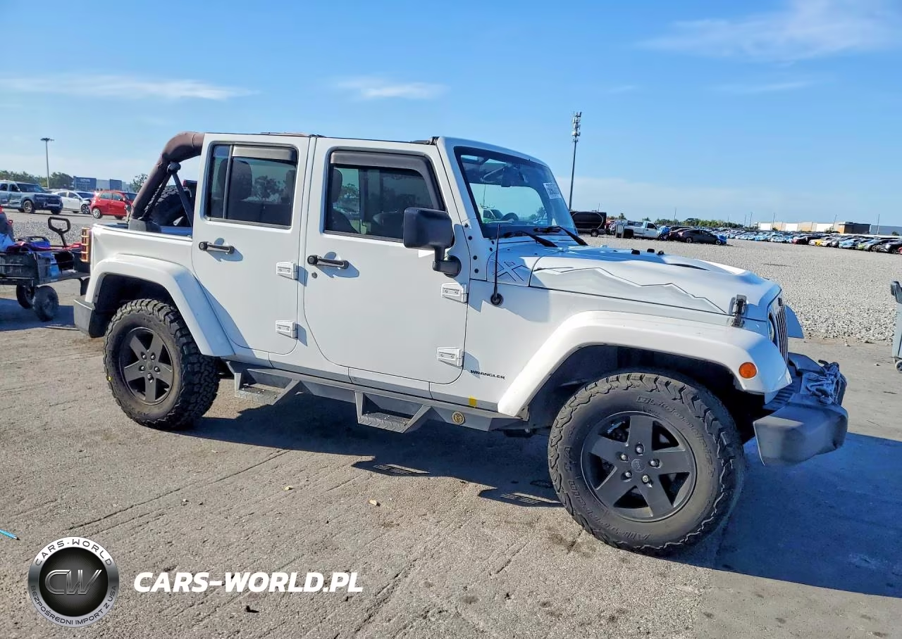 2015 Jeep Wrangler Unlimited Sahara VIN:1C4BJWEG2FL607846 - 4