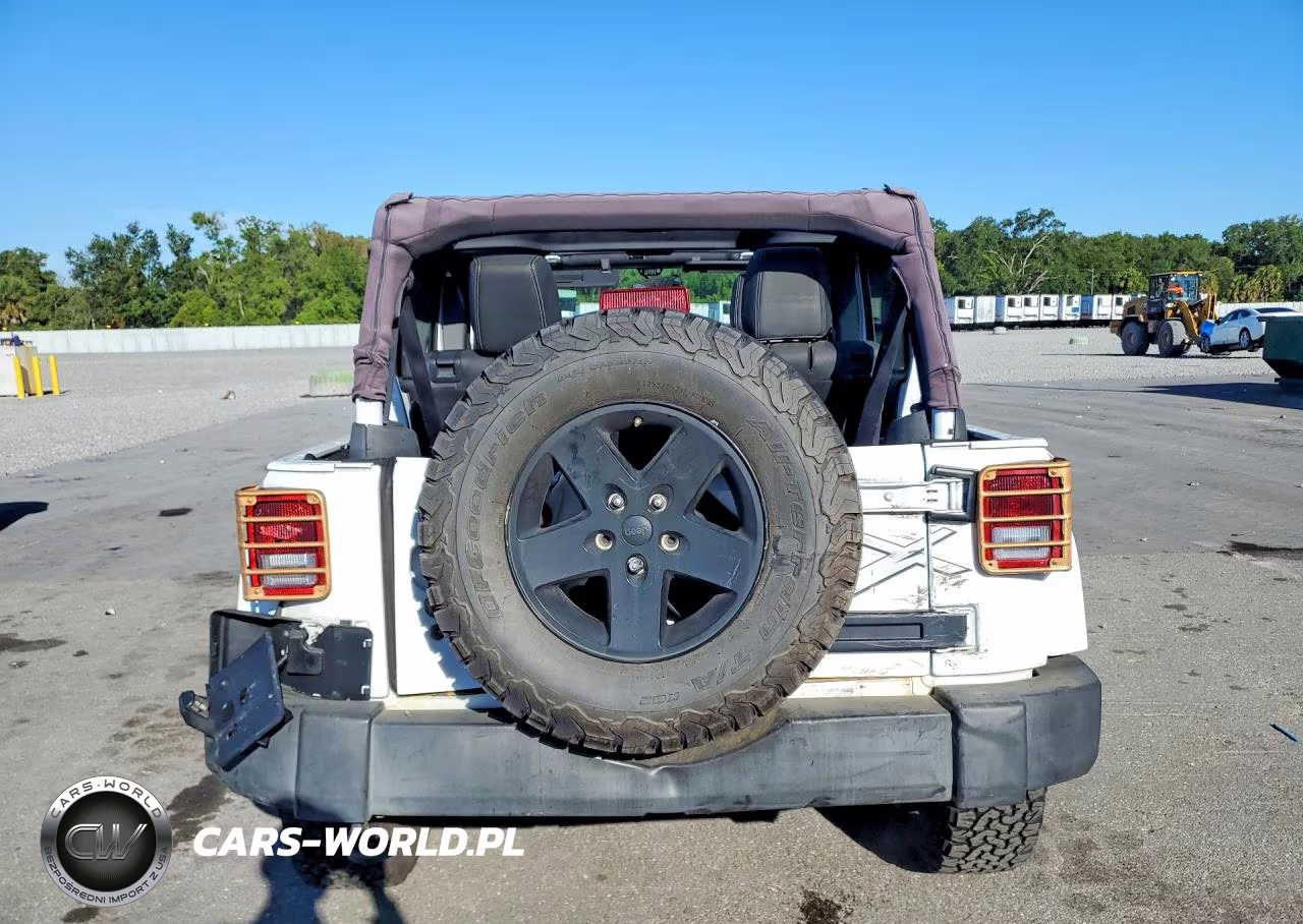 2015 Jeep Wrangler Unlimited Sahara VIN:1C4BJWEG2FL607846 - 6