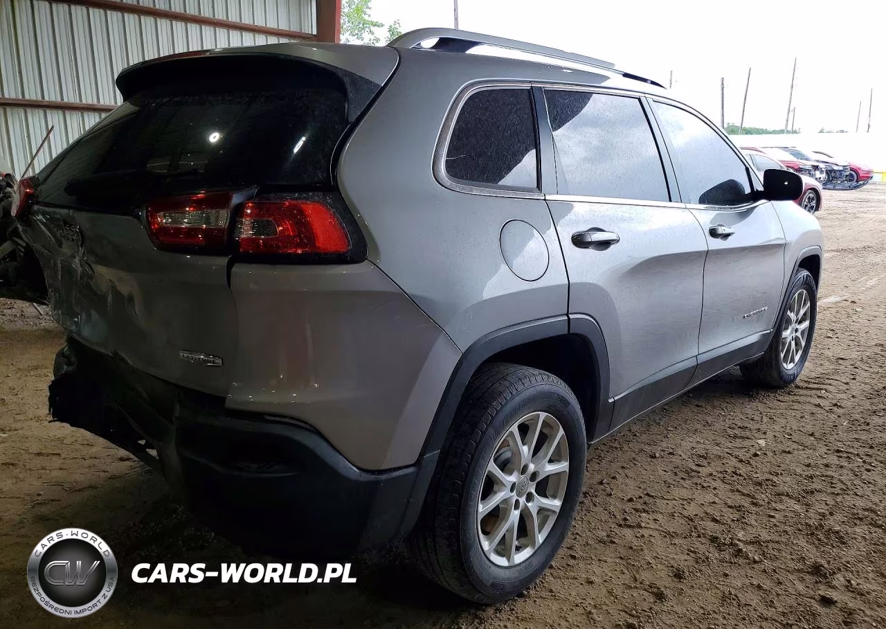 2016 Jeep Cherokee Latitude VIN:1C4PJMCSXGW235514 - 3