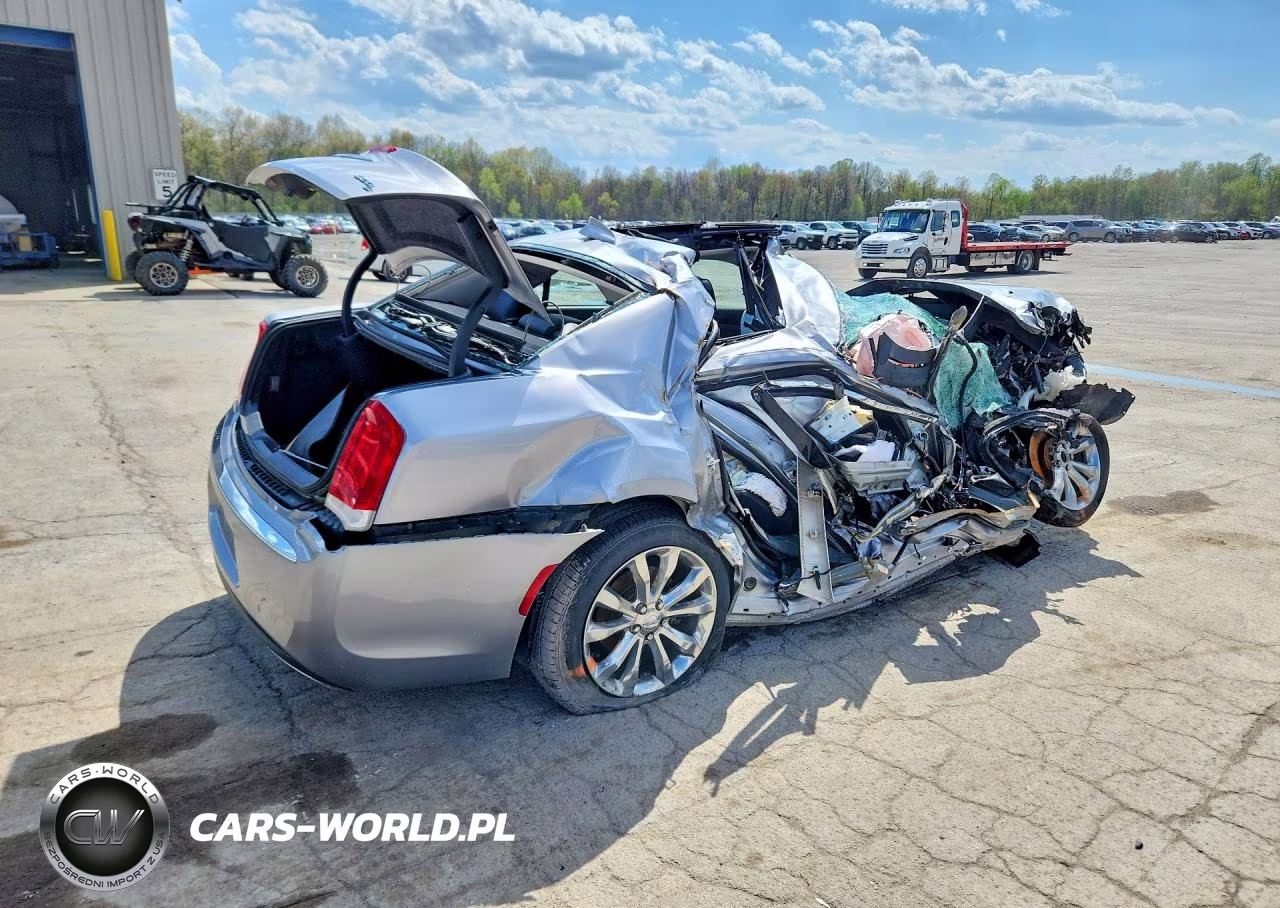 2017 Chrysler 300C VIN:2C3CCAKG5HH565585 - 3