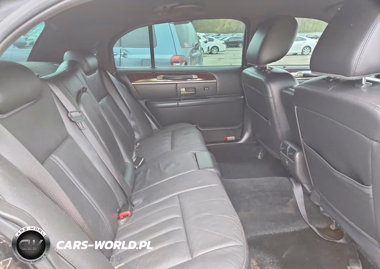 2011 Lincoln Town Car Signature Long Wheelbase VIN:2LNBL8FV7BX763778 - 10