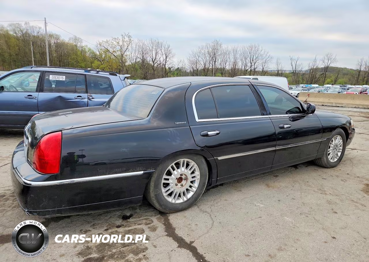 2011 Lincoln Town Car Signature Long Wheelbase VIN:2LNBL8FV7BX763778 - 3
