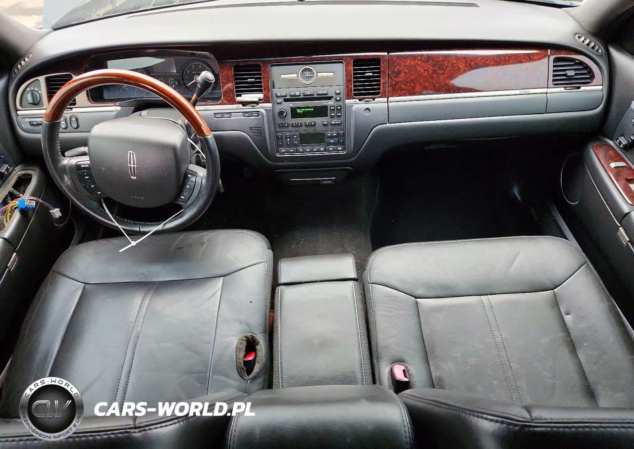 2011 Lincoln Town Car Signature Long Wheelbase VIN:2LNBL8FV7BX763778 - 8