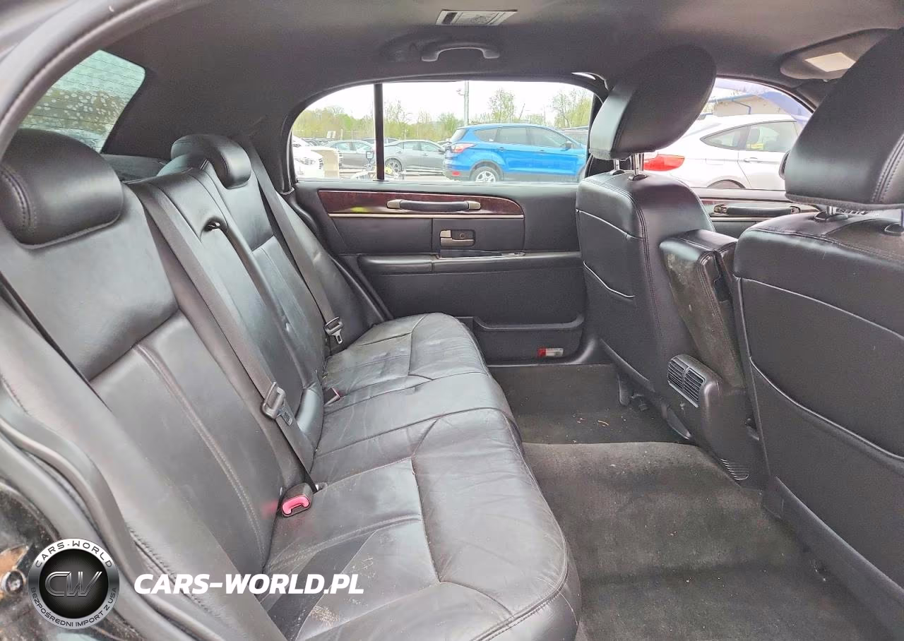 2011 Lincoln Town Car Executive L VIN:2LNBL8EV2BX765469 - 10