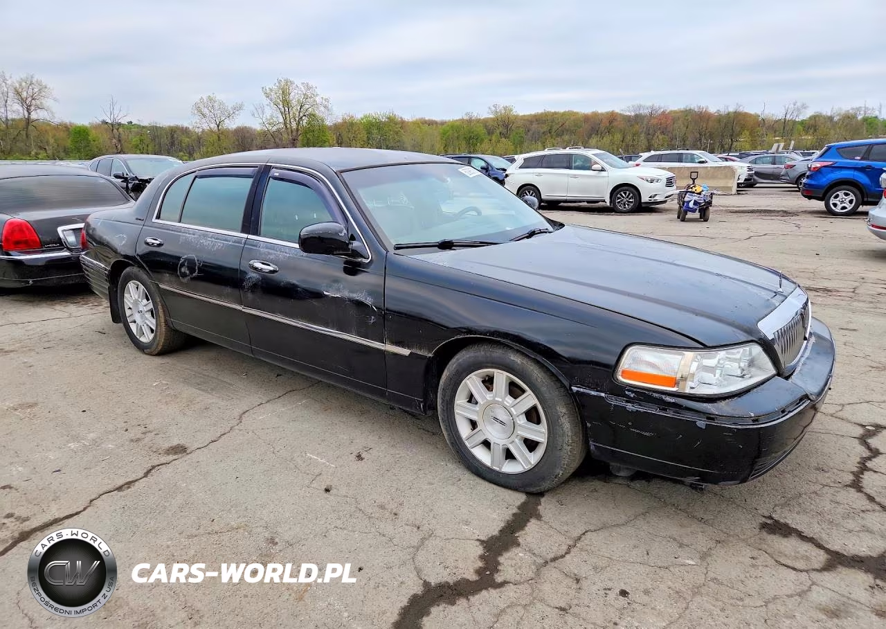 2011 Lincoln Town Car Executive L VIN:2LNBL8EV2BX765469 - 4