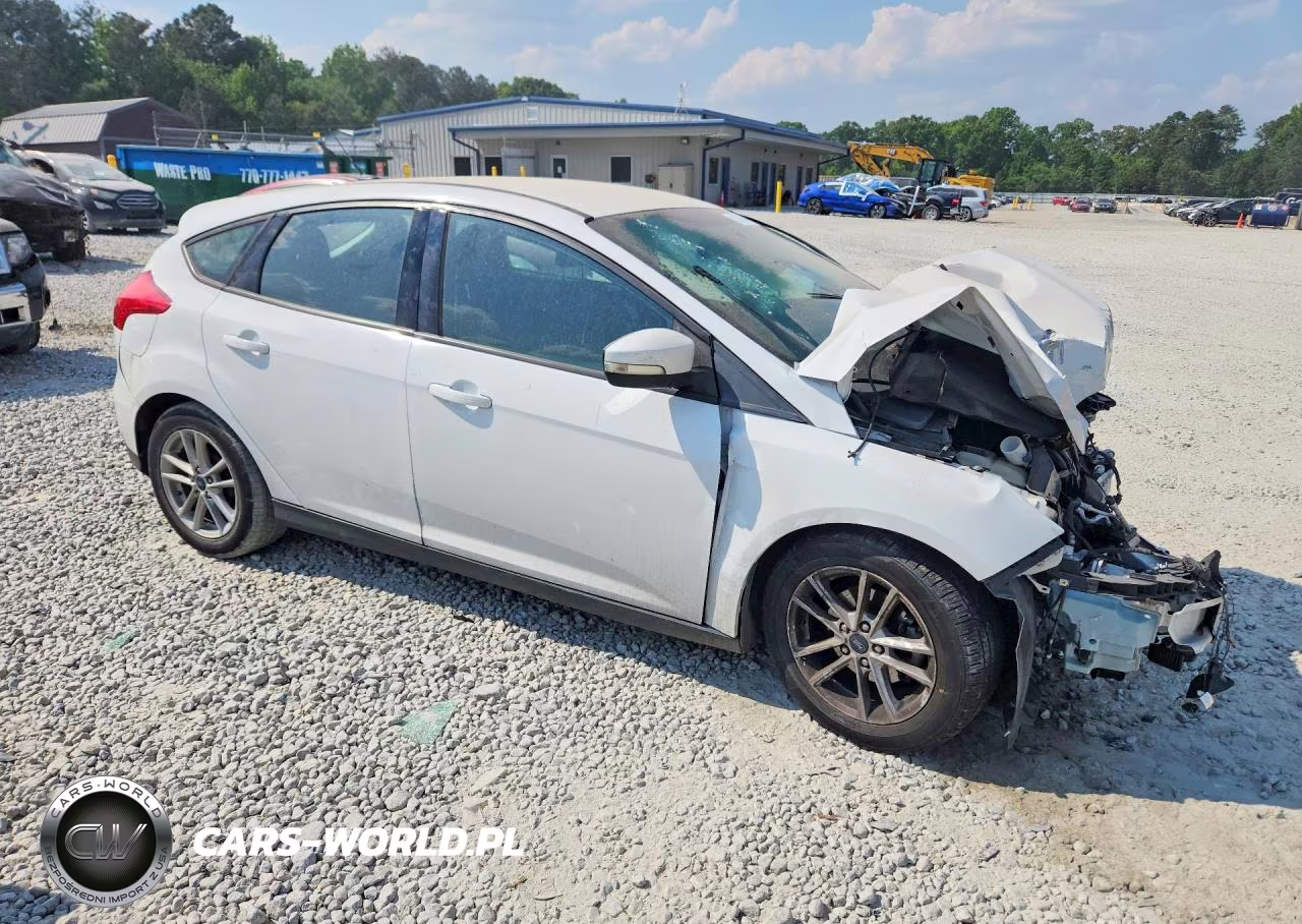 2018 Ford Focus Se VIN:1FADP3K2XJL292324 - 4