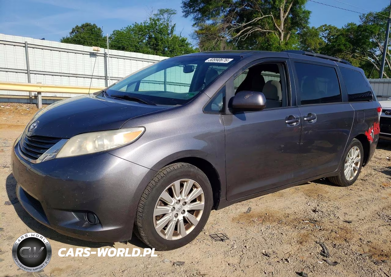 2013 Toyota Sienna Le 7-Passenger