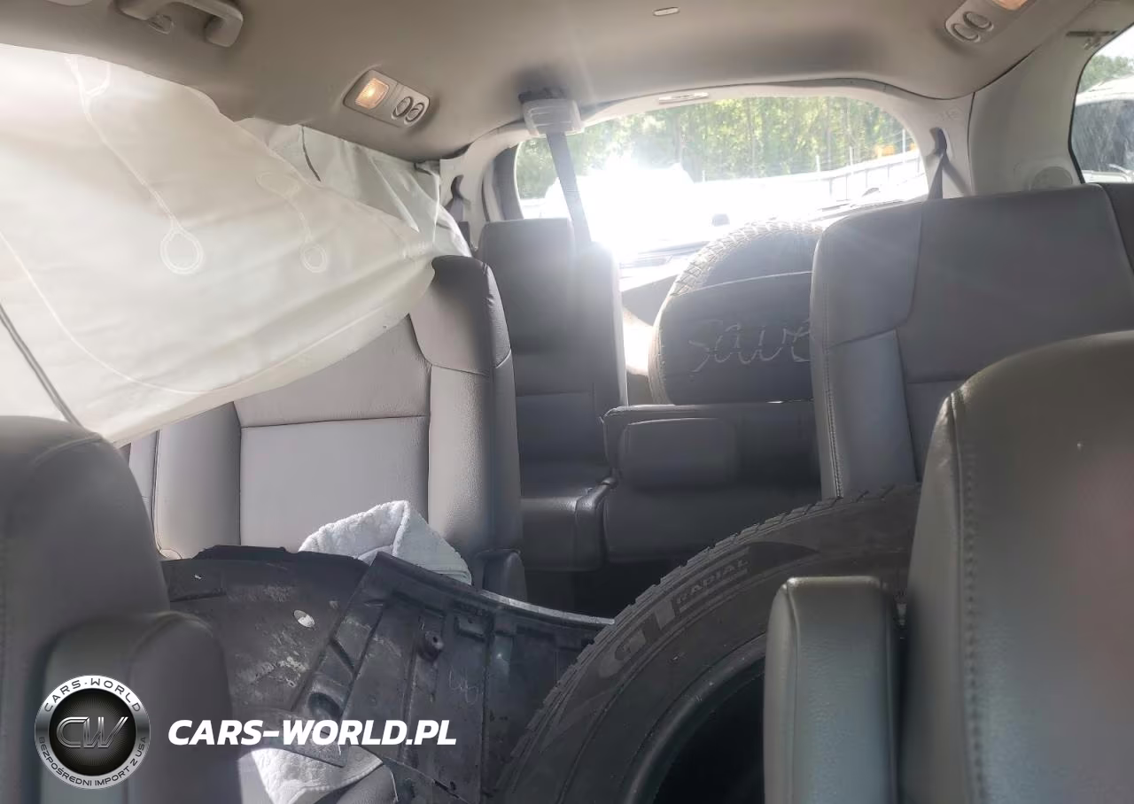 2015 Honda Odyssey Touring VIN:5FNRL5H95FB045945 - 10
