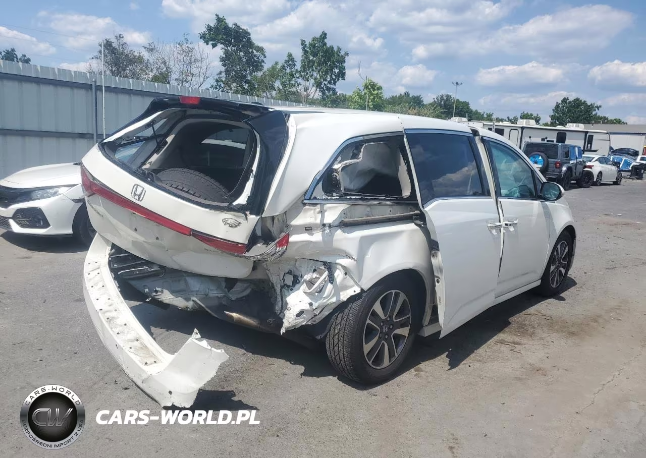 2015 Honda Odyssey Touring VIN:5FNRL5H95FB045945 - 3