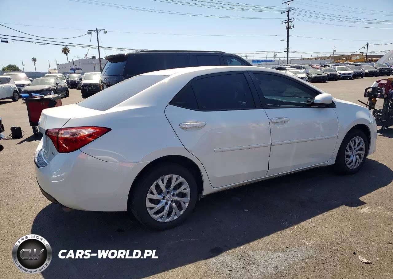 2018 Toyota Corolla Le VIN:5YFBURHE8JP800036 - 3