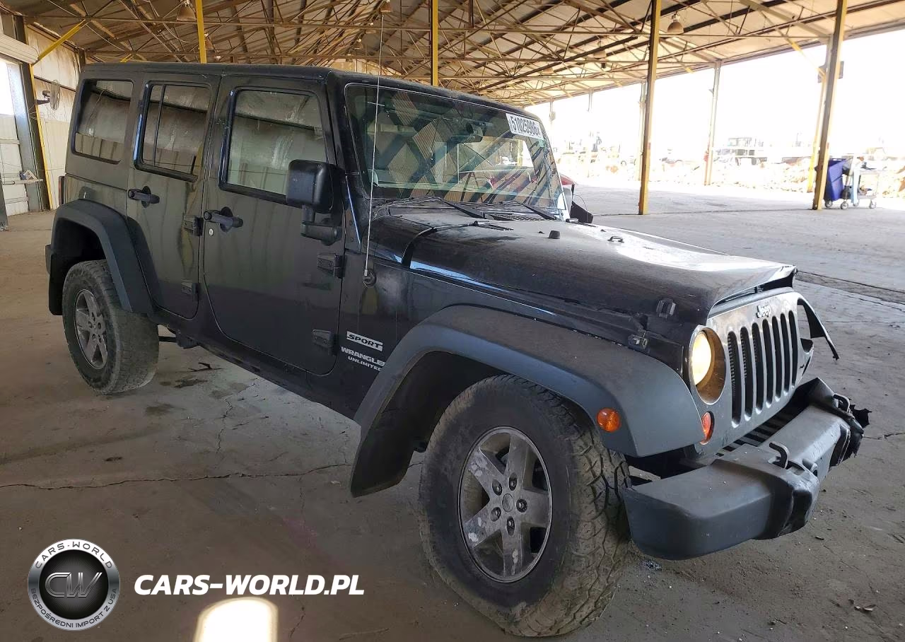 2013 Jeep Wrangler Unlimited Sport VIN:1C4BJWDGXDL677450 - 4
