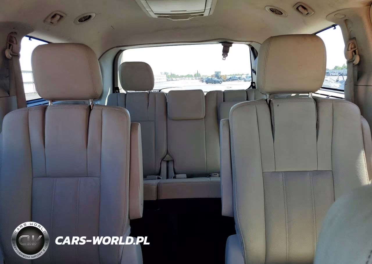 2015 Chrysler Town & Country Touring VIN:2C4RC1BG2FR626999 - 10
