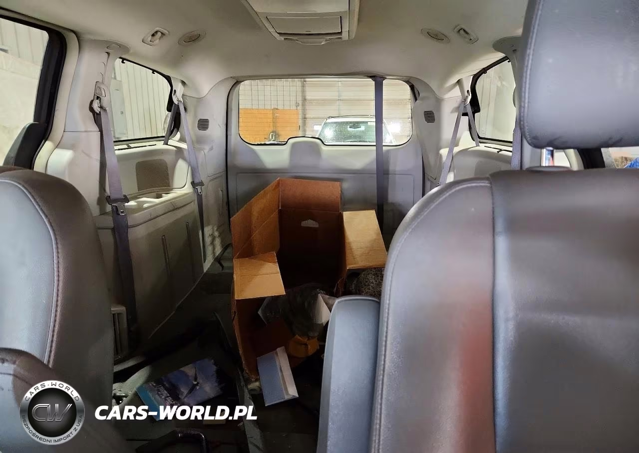 2010 Chrysler Town & Country Touring VIN:2A4RR5D18AR293256 - 10