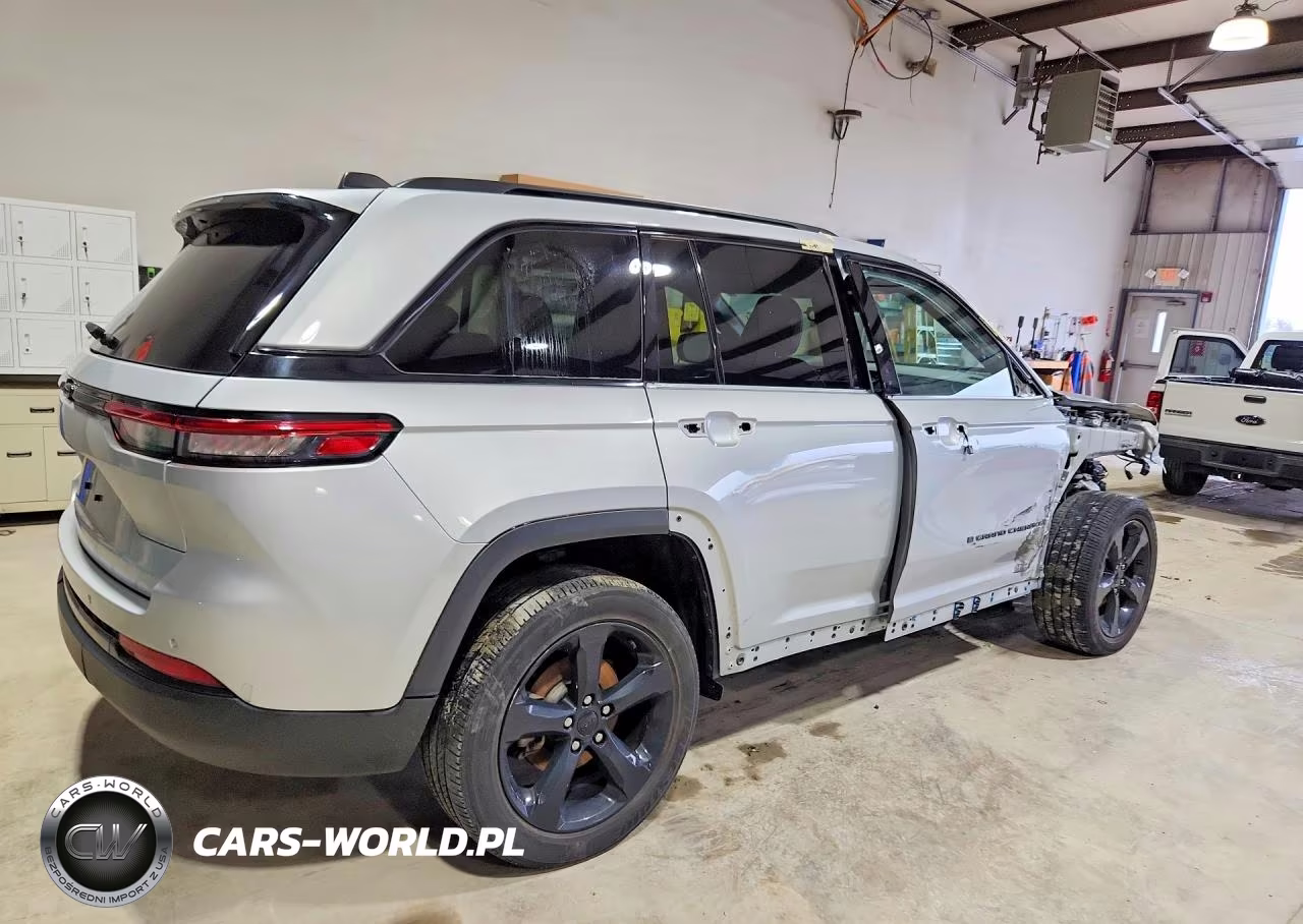 2023 Jeep Grand Cherokee Laredo VIN:1C4RJHAG7P8765670 - 3