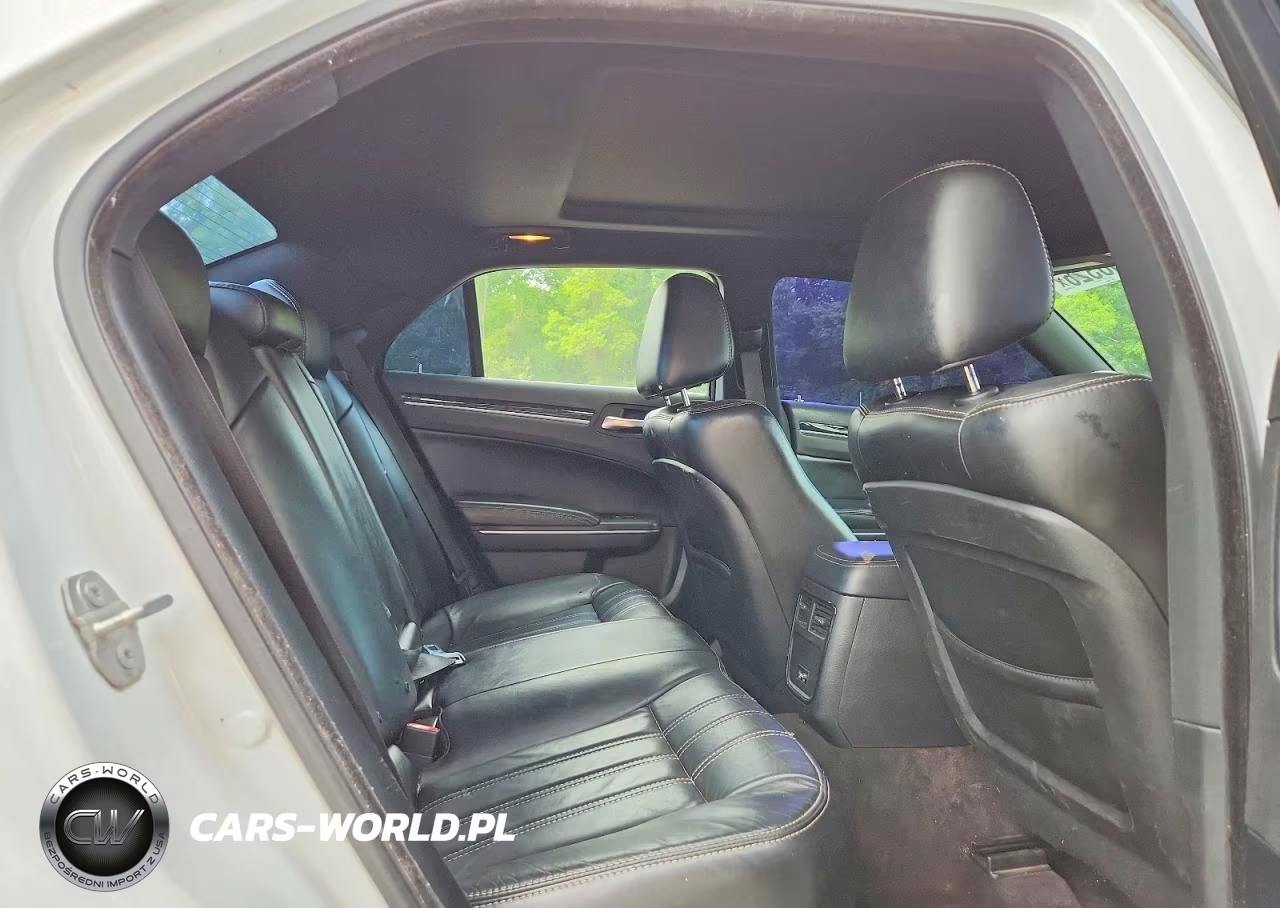 2018 Chrysler 300 S VIN:2C3CCABG3JH240035 - 10
