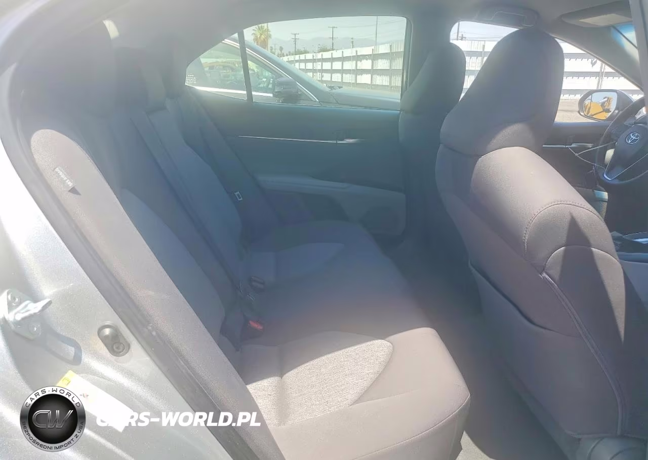 2018 Toyota Camry Le VIN:JTNB11HK4J3016800 - 10