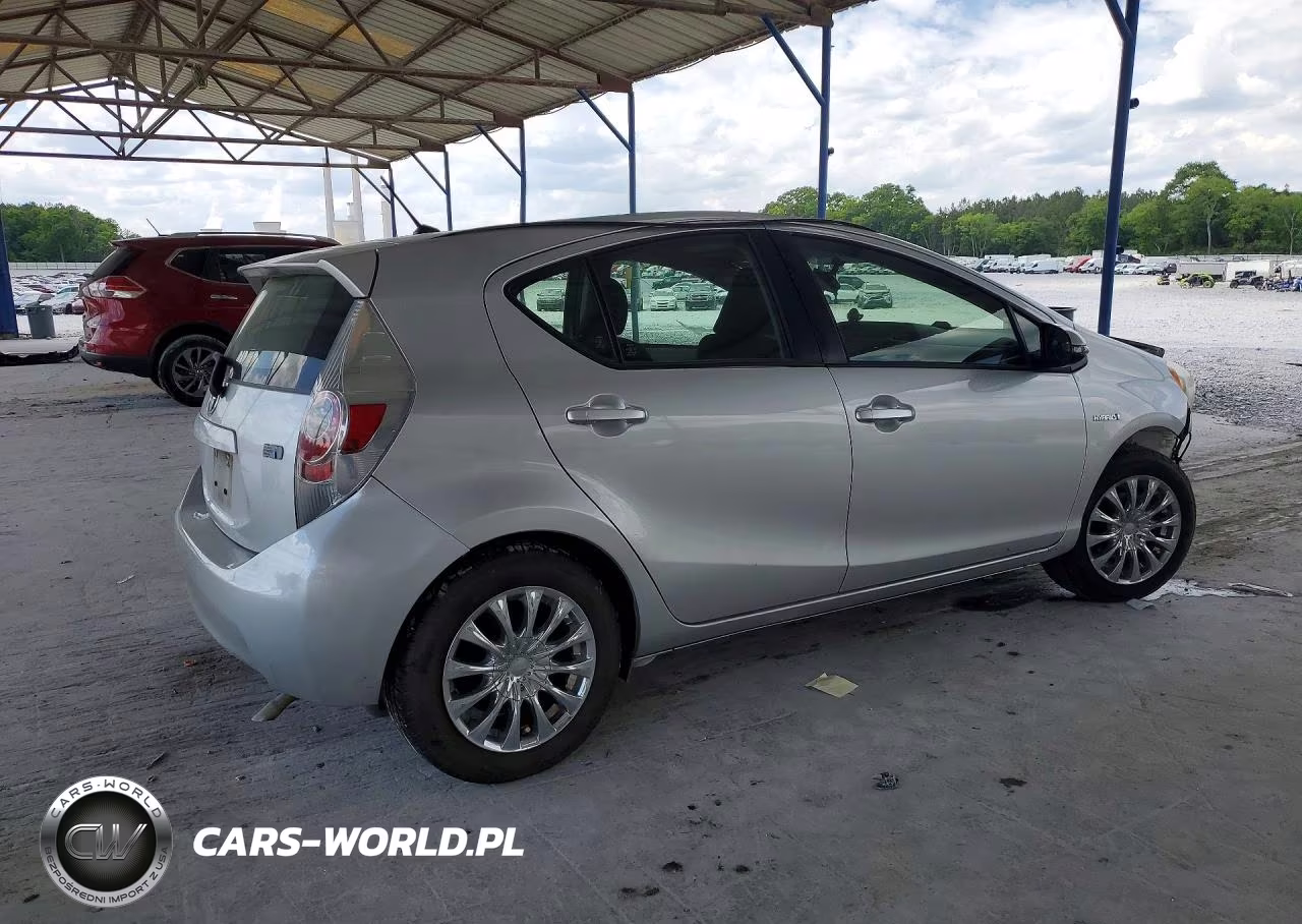 2014 Toyota Prius C Two VIN:JTDKDTB35E1570616 - 3