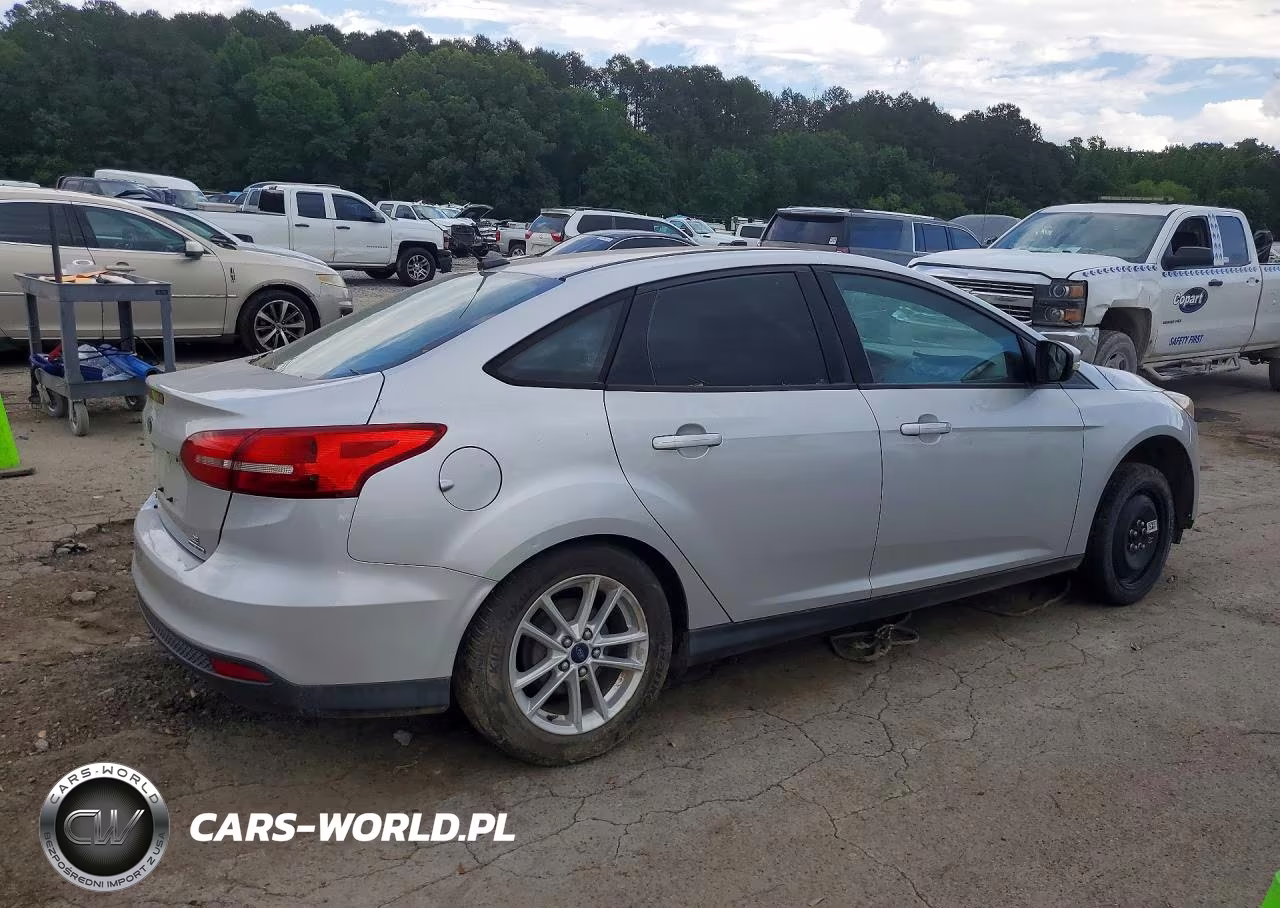 2015 Ford Focus Se VIN:1FADP3F29FL365362 - 3