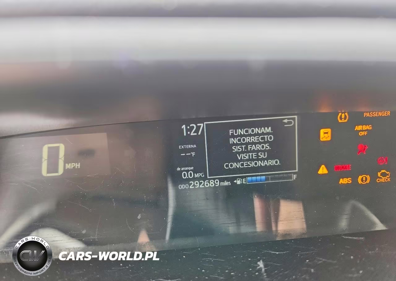 2018 Toyota Prius C Two VIN:JTDKDTB3XJ1601496 - 9