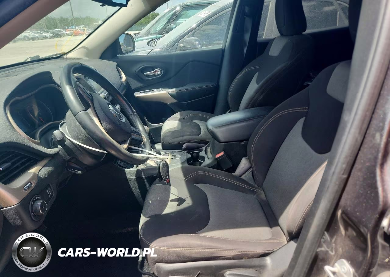 2018 Jeep Cherokee Latitude VIN:1C4PJLCB1JD596076 - 7