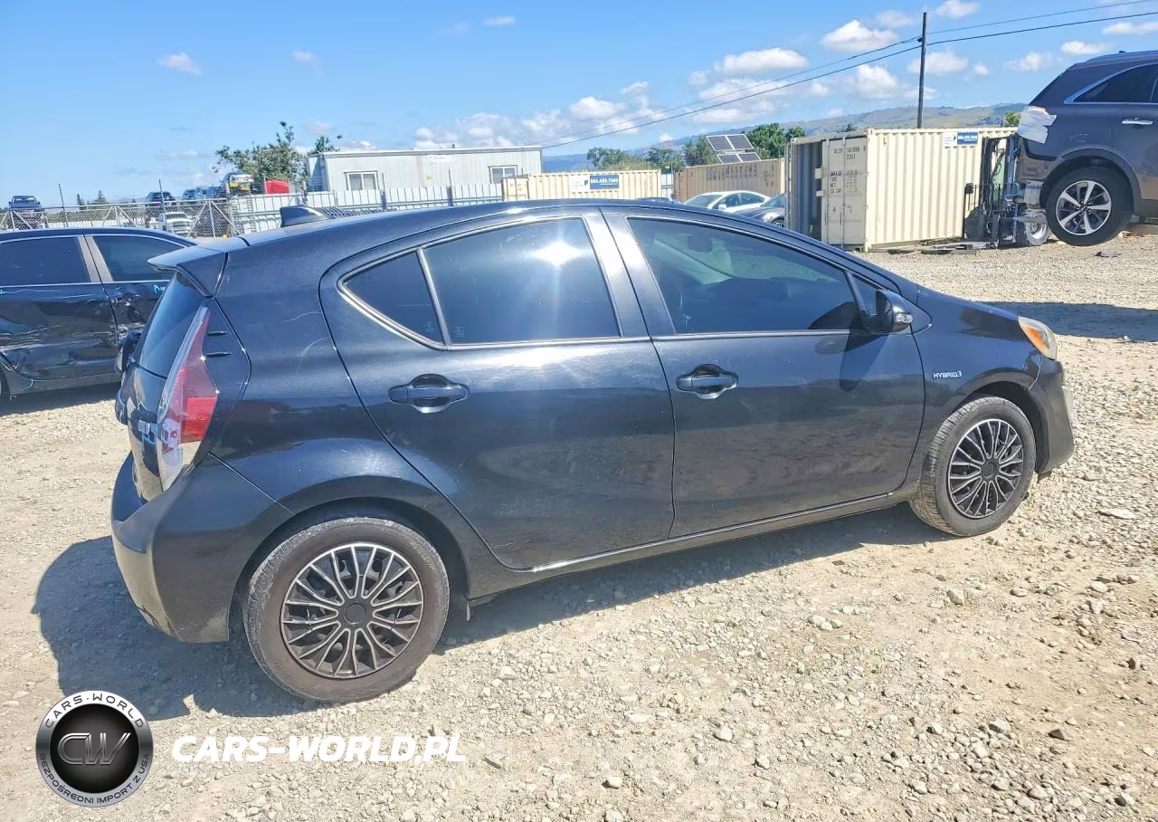 2016 Toyota Prius C Three VIN:JTDKDTB37G1139746 - 3