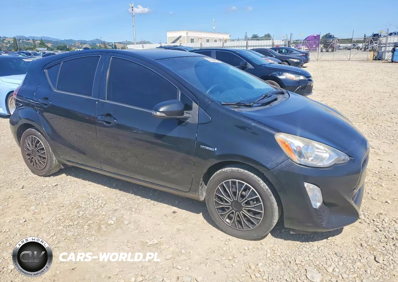 2016 Toyota Prius C Three VIN:JTDKDTB37G1139746 - 4