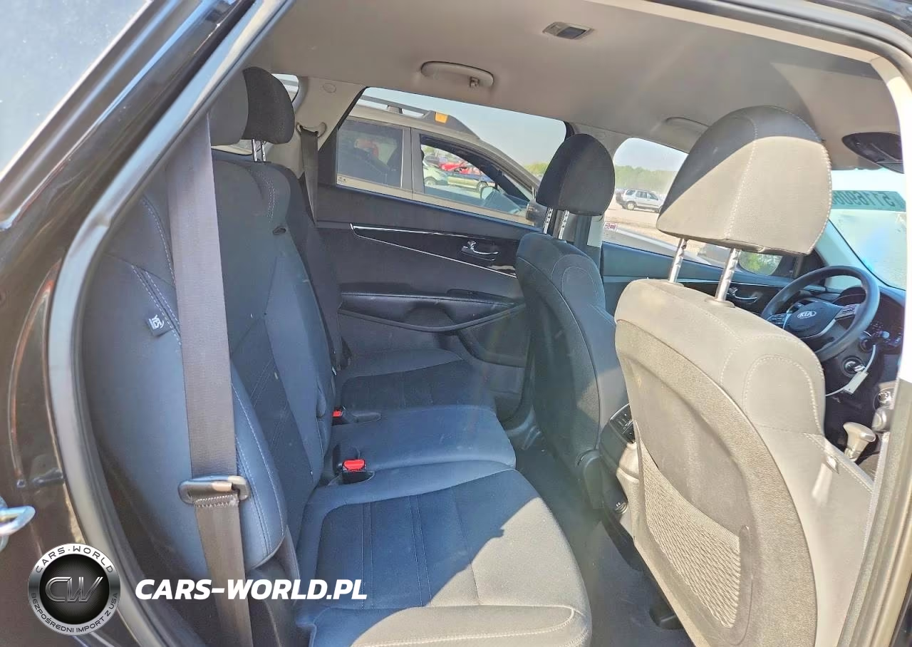 2019 Kia Sorento L VIN:5XYPG4A33KG578066 - 11
