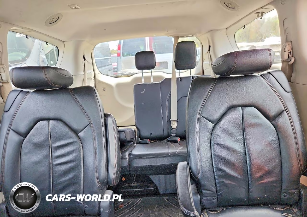 2017 Chrysler Pacifica Touring L VIN:2C4RC1BG4HR824034 - 10